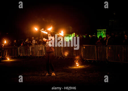 York, UK. 29. Oktober 2016. North Yorkshire größte Feuerwerk Party, KABOOM, fand auf dem Gelände des Castle Howard. Als eines der Top-5-Feuerwerke in Großbritannien aufgeführt, gehörte die Veranstaltung auch eine einzigartige Star Wars Themen Lasershow, Lichtschwert Jedi-training für alle Altersgruppen, ein Vintage Kirmes, Feuer und Licht Jongleure und Minster FM-Bühnenshow. Das Foto zeigt Feuer Jongleure, die Durchführung der Veranstaltung. Bildnachweis: Bailey-Cooper Fotografie/Alamy Live-Nachrichten Stockfoto