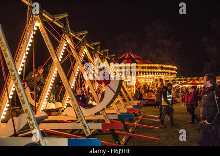 York, UK. 29. Oktober 2016. North Yorkshire größte Feuerwerk Party, KABOOM, fand auf dem Gelände des Castle Howard. Als eines der Top-5-Feuerwerke in Großbritannien aufgeführt, gehörte die Veranstaltung auch eine einzigartige Star Wars Themen Lasershow, Lichtschwert Jedi-training für alle Altersgruppen, ein Vintage Kirmes, Feuer und Licht Jongleure und Minster FM-Bühnenshow. Foto zeigt die Vintage Kirmes auf der Veranstaltung. Bildnachweis: Bailey-Cooper Fotografie/Alamy Live-Nachrichten Stockfoto