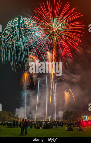 York, UK. 29. Oktober 2016. North Yorkshire größte Feuerwerk Party, KABOOM, fand auf dem Gelände des Castle Howard. Als eines der Top-5-Feuerwerke in Großbritannien aufgeführt, gehörte die Veranstaltung auch eine einzigartige Star Wars Themen Lasershow, Lichtschwert Jedi-training für alle Altersgruppen, ein Vintage Kirmes, Feuer und Licht Jongleure und Minster FM-Bühnenshow. Foto zeigt das Feuerwerk Disaply Finale bei der Veranstaltung. Bildnachweis: Bailey-Cooper Fotografie/Alamy Live-Nachrichten Stockfoto