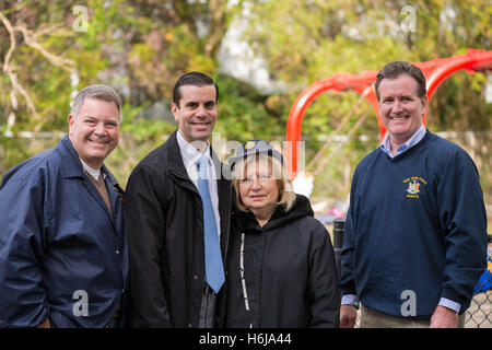 Merrick, New York, USA. 29. Oktober 2016. L-R, Gesetzgeber STEVEN D. RHOADS (Rep - Dist. 19), New York State Senator MICHAEL VENDITTO (Rep - Dist. 8), FLORENCE HOFFMAN und N.Y.S. Senator JOHN J. FLANAGAN (Rep - 2. Senat Bezirk) besuchen die 2016 jährliche Merrick Kürbiskopf teilweise von den Nord- und zentralen Merrick Civic Association (NCMCA) gehostet. Hoffman ist ein Hilfs Mitglied der Merrick American Legion Einheit 1282 die Weihnachtsparty im Fraser Park gesponsert. © Ann Parry/ZUMA Draht/Alamy Live-Nachrichten Stockfoto