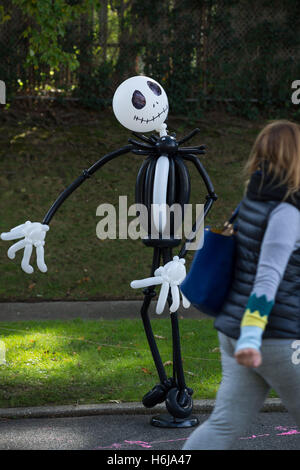 Merrick, New York, USA. 29. Oktober 2016. Ein gruseliger Jack Skellington Charakter des schwarzen und weißen Ballons erscheint zu betrachten, ein Mädchen zu Fuß vorbei, in der die 2016 jährliche Merrick Kürbiskopf teilweise von den Nord- und zentralen Merrick Civic Association (NCMCA) gehostet. Die Weihnachtsparty war Fraser Park. © Ann Parry/ZUMA Draht/Alamy Live-Nachrichten Stockfoto