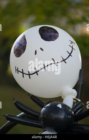 Merrick, New York, USA. 29. Oktober 2016. Ein Spuk, lebensgroße Jack Skellington des schwarzen und weißen Ballons ist einer der vielen Decoratations in 2016 jährliche Merrick Kürbiskopf teilweise von den Nord- und zentralen Merrick Civic Association (NCMCA) gehostet. Die Weihnachtsparty im Fraser Park wurde von der Merrick American Legion Nebengerät 1282 gesponsert. © Ann Parry/ZUMA Draht/Alamy Live-Nachrichten Stockfoto