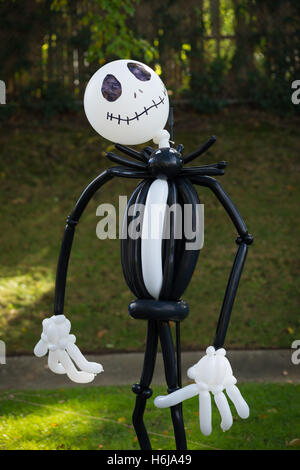 Merrick, New York, USA. 29. Oktober 2016. Ein Spuk, lebensgroße Jack Skellington des schwarzen und weißen Ballons ist eine auffällige Decoratation auf 2016 jährliche Merrick Kürbiskopf teilweise von den Nord- und zentralen Merrick Civic Association (NCMCA) gehostet. Die Weihnachtsparty war Fraser Park. © Ann Parry/ZUMA Draht/Alamy Live-Nachrichten Stockfoto