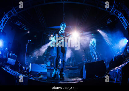 Mailand Italien. 29. Oktober 2016. Indie-Rock-Band THE KILLS live auf der Bühne Fabrique führt, präsentieren ihr neue Album "Asche & Ice" Credit: Rodolfo weitertransferiert/Alamy Live News Stockfoto