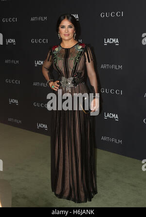 Los Angeles, Ca, USA. 29. Oktober 2016. Salma Hayek besucht die 2016 LACMA Kunstfilm Gala Ehren Robert Irwin und Kathryn Bigelow präsentiert von Gucci im LACMA am 29. Oktober 2016 in Los Angeles, Kalifornien. (Credit: Parisa Afsahi/Media-Punch). / Alamy Live News Stockfoto