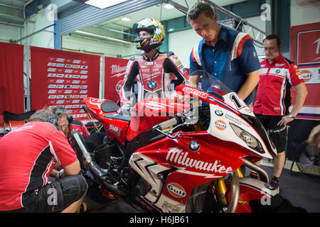 Losail International Circuit, Katar. 29. Oktober 2016. BMW Fahrer Karel Abraham in Superpole für die Endrunde 2016 FIM World Superbike Championship Credit: Tom Morgan/Alamy Live News Stockfoto