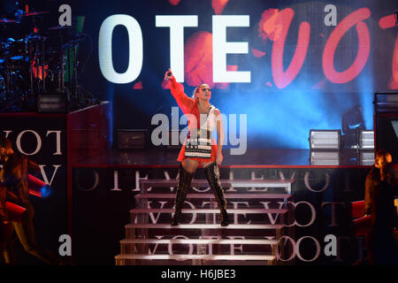 Miami, FL, USA. 29. Oktober 2016. Jennifer Lopez führt während der ruft laut für Hillary Clinton bei GOTV Konzert im The Bayfront Park Amphitheater am 29. Oktober 2016 in Miami, Florida. © Mpi04/Medien Punch/Alamy Live-Nachrichten Stockfoto