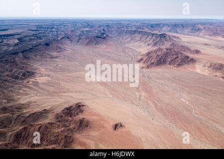 Luftaufnahme über Namib Wüste und Naukluftberge, Sossusvlei nach Windhoek, Namibia fliegen Stockfoto
