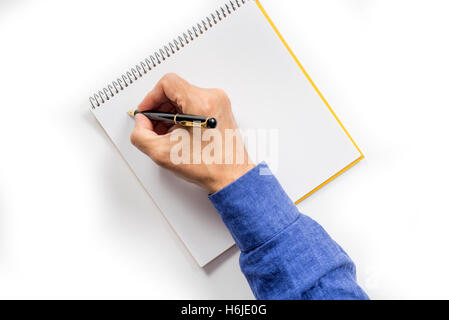 Hand des Mannes mit einem Füllfederhalter schreiben. isoliert Stockfoto