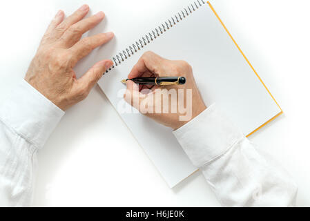 Hand des Mannes mit einem Füllfederhalter schreiben. isoliert Stockfoto