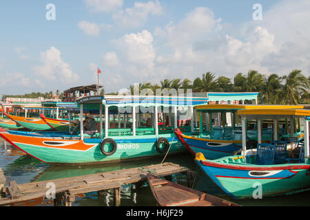 Thu Bon Fluss mit hellen und bunten Tourismus Boote in Hoi an einem Hafen, Zentral-Vietnam Stockfoto