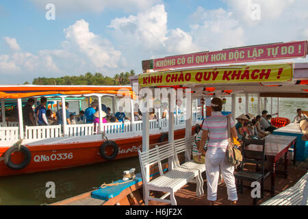 Touristischen Fluss Boote voller Tagestouristen in Hoi An, am thu Bon Fluss, Zentral-Vietnam, Asien Stockfoto