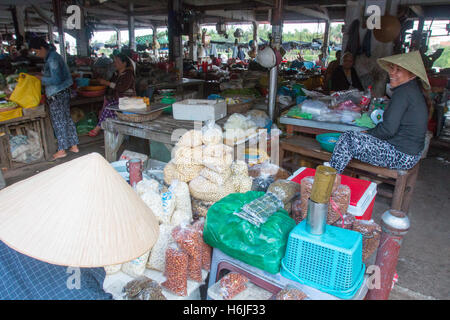 Indoor-Lebensmittelmarkt in Hoi an ein Zentrum, in Zentral-Vietnam Stockfoto