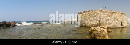 Kastelli Burg von Paros Insel in Griechenland. Eine alte venezianische Festung in Naoussa Village. Panorama-Blick. Stockfoto