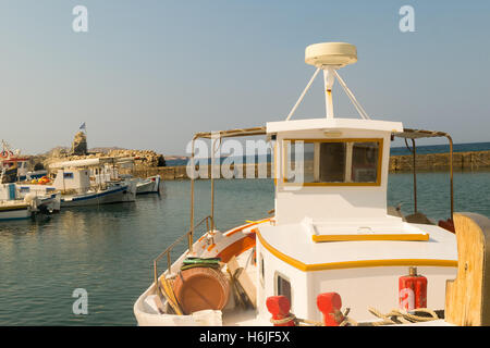 Bunte Fische Boot gegen den Hafen von Naoussa auf der Insel Paros in Griechenland. Stockfoto