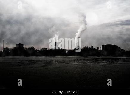 Industriezone in Linz Österreich. Die Donau im Vordergrund Digital erweitert Stockfoto