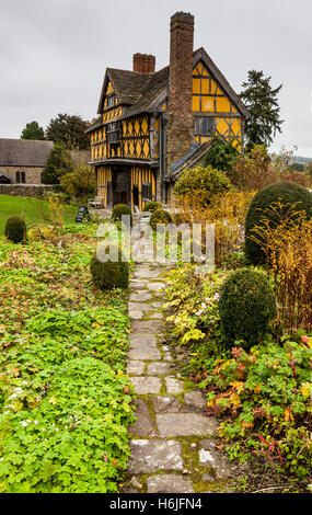 Das Fachwerk-Torhaus am Stokesay Castle, in der Nähe von Craven Arms, Shropshire, England, UK Stockfoto