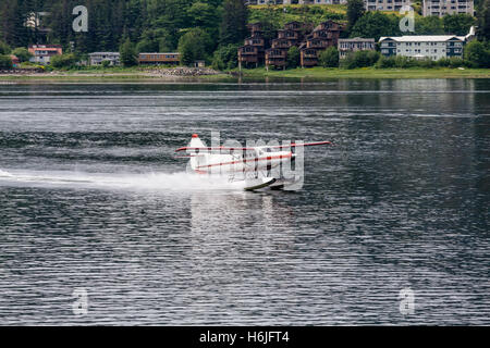 Wasserflugzeug im Hafen in der Wildnis von Alaska Stockfoto