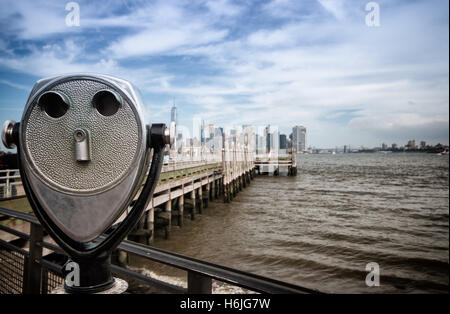 Turm-Viewer auf Liberty Island, Blick auf Manhattan. Stockfoto