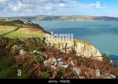 Blick über Fishguard Bucht von Pembrokeshire Küstenweg in Pembrokeshire Coast National Park. Fishguard Pembrokeshire Wales UK Stockfoto