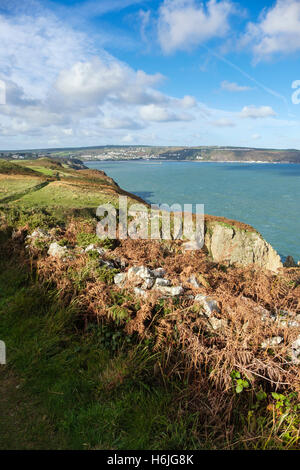 Blick über Fishguard Bucht von Pembrokeshire Küstenweg in Pembrokeshire Coast National Park. Fishguard Pembrokeshire Wales UK Stockfoto