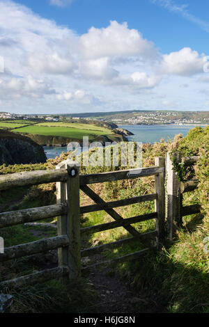 Tor mit Logo auf Wales Coast Path national Trail in Pembrokeshire Coast National Park. Fishguard Pembrokeshire Wales UK Großbritannien Stockfoto