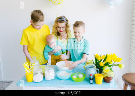 Die Familie macht Backen in der Küche Stockfoto