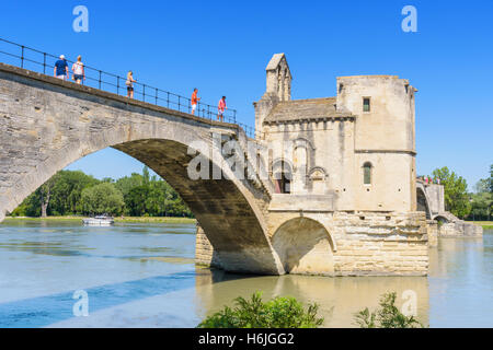 Die Nordseite des Pont Saint-Bénézet und die kleine Kapelle des Heiligen Nikolaus, Avignon, Frankreich Stockfoto