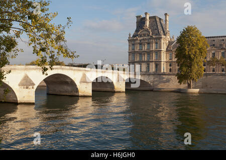 Der Louvre und Pont Royal, Paris, Frankreich. Stockfoto