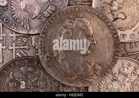 Vintage-Hintergrund Silber Münze russischer Rubel im Jahr 1730 Kaiserin Anna Autokrat von ganz Russland Stockfoto