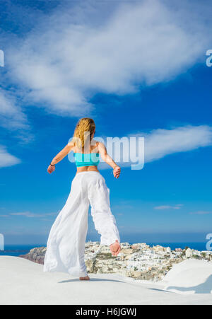Frau auf dem Dach in Santorini Insel Griechenland Stockfoto