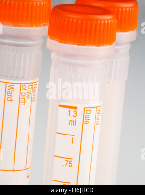 Nahaufnahme eines leeren Heparin Blut Probenröhrchen Stockfoto