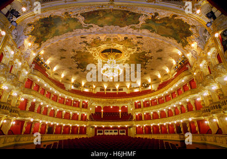 Prager Staatsoper breites, barockes, beleuchtetes Auditorium im Inneren, vom Podium aus gesehen, ist die Bühne in Prag, Tschechien Stockfoto