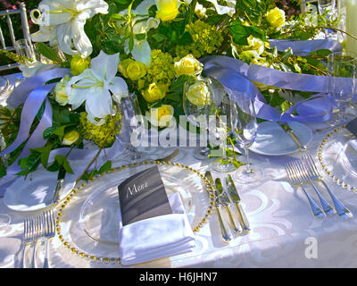 Hochzeitsempfang Lunch Tisch Platz im Freien Luxus Tisch Platz Einstellung in einem sonnigen Garten Hochzeit Lunch Empfang Stockfoto