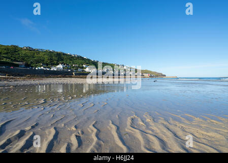 Morgensonne bescheint Strukturen Sanddünen und Pfützen am Sandstrand Sennen Cove bei Ebbe in der Nähe von Endland, Cornwall, London, UK im Sommer Stockfoto