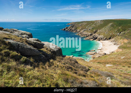 Türkisfarbene lucent Meer an Klippen und Porth Kapelle Sandstrand an der Südküste Penwith Halbinsel im Sommer, Cornwall, England, UK Stockfoto