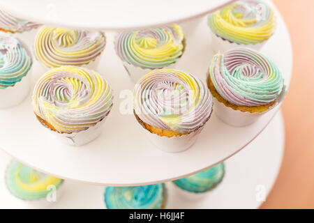 Cupcakes mit Farbe Creme auf einer weißen Unterlage. Muffins mit Sahne. Stockfoto