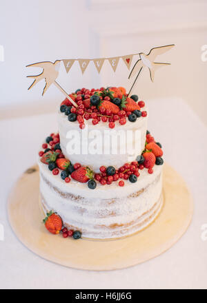 Hochzeitstorte. Kuchen mit frischen Beeren. Kuchen mit weißen Creme. Stockfoto