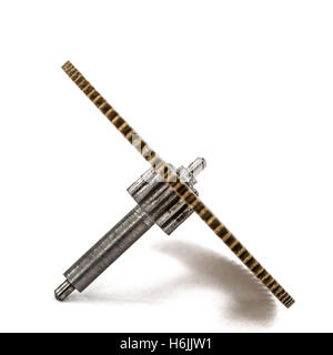 Ein Zahnrad aus Messing Nahaufnahme, isoliert auf weißem Hintergrund Stockfoto