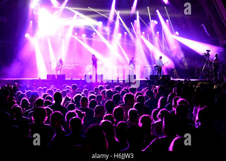 BARCELONA - 4 JUL: Menge in einem Konzert am Vida Festival am 4. Juli 2015 in Barcelona, Spanien. Stockfoto