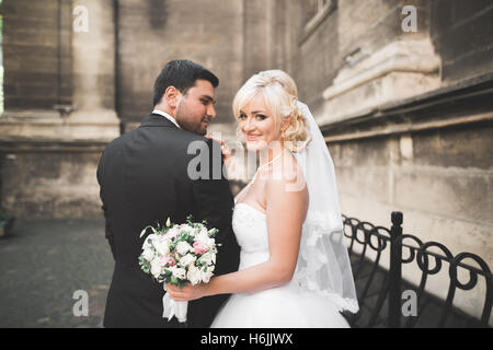 Luxus heiraten, Hochzeitspaar, Brautpaar posiert in Altstadt Stockfoto