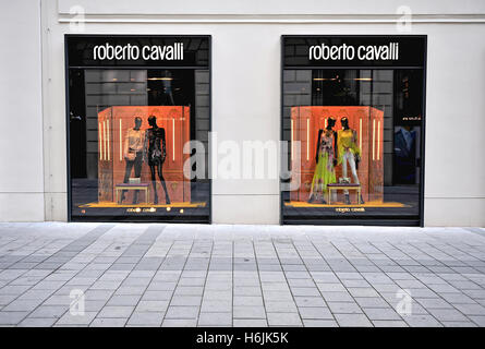 Wien, Österreich - Juni 6: Fassade von Roberto Cavalli-Flagship-Store am 6. Juni 2016 in Wien. Roberto Cavalli ist ein weltweit bekannt Stockfoto