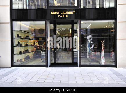 Wien, Österreich - Juni 6: Saint Laurent vorderen Flagshipstore in Wien am 6. Juni 2016. Saint Laurent ist ein französischer Couture-Haus Stockfoto