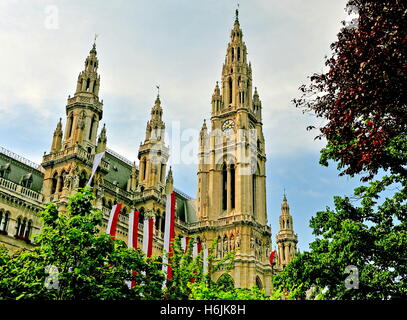 Türme der Vienna Rathaus im Park, Österreich Stockfoto