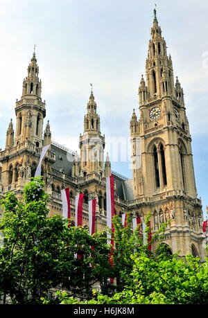 Türme von Rathaus Innenstadthaus, Wien, Österreich Stockfoto