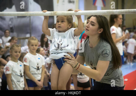 Russlands Olympiasieger im Kunstturnen Aliya Mustafina während der Meisterklasse in der Gymnastik für Kinder Stockfoto