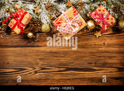 Retro-Weihnachts-Geschenk-Boxen auf Holzbohlen gelegt. Exemplar für text Stockfoto