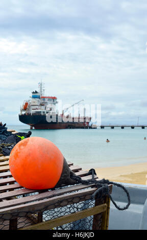 Öl-Tanker Schiff am Dock mit Lobster Pot Trap und Boje am Picknick Center Beach Big Corn Island Nicaragua Zentralamerika Stockfoto