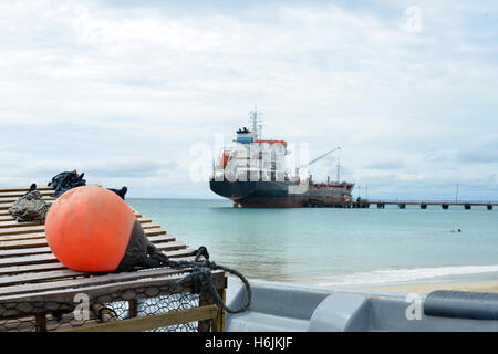 Öl-Tanker Schiff am Dock mit Lobster Pot Trap und Boje am Picknick Center Beach Big Corn Island Nicaragua Zentralamerika Stockfoto