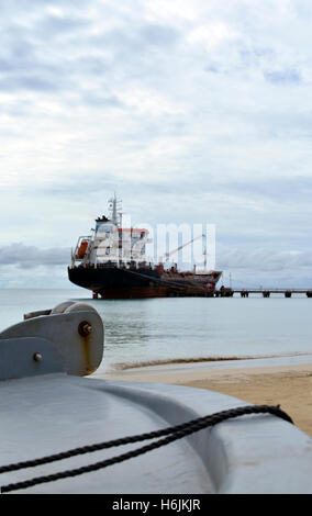 Öl-Tankschiff am dock mit Boot-Schleife im Vordergrund mit Anker Riemenscheibe Picknick Center Beach Big Corn Island Nicaragua zentrale A Stockfoto